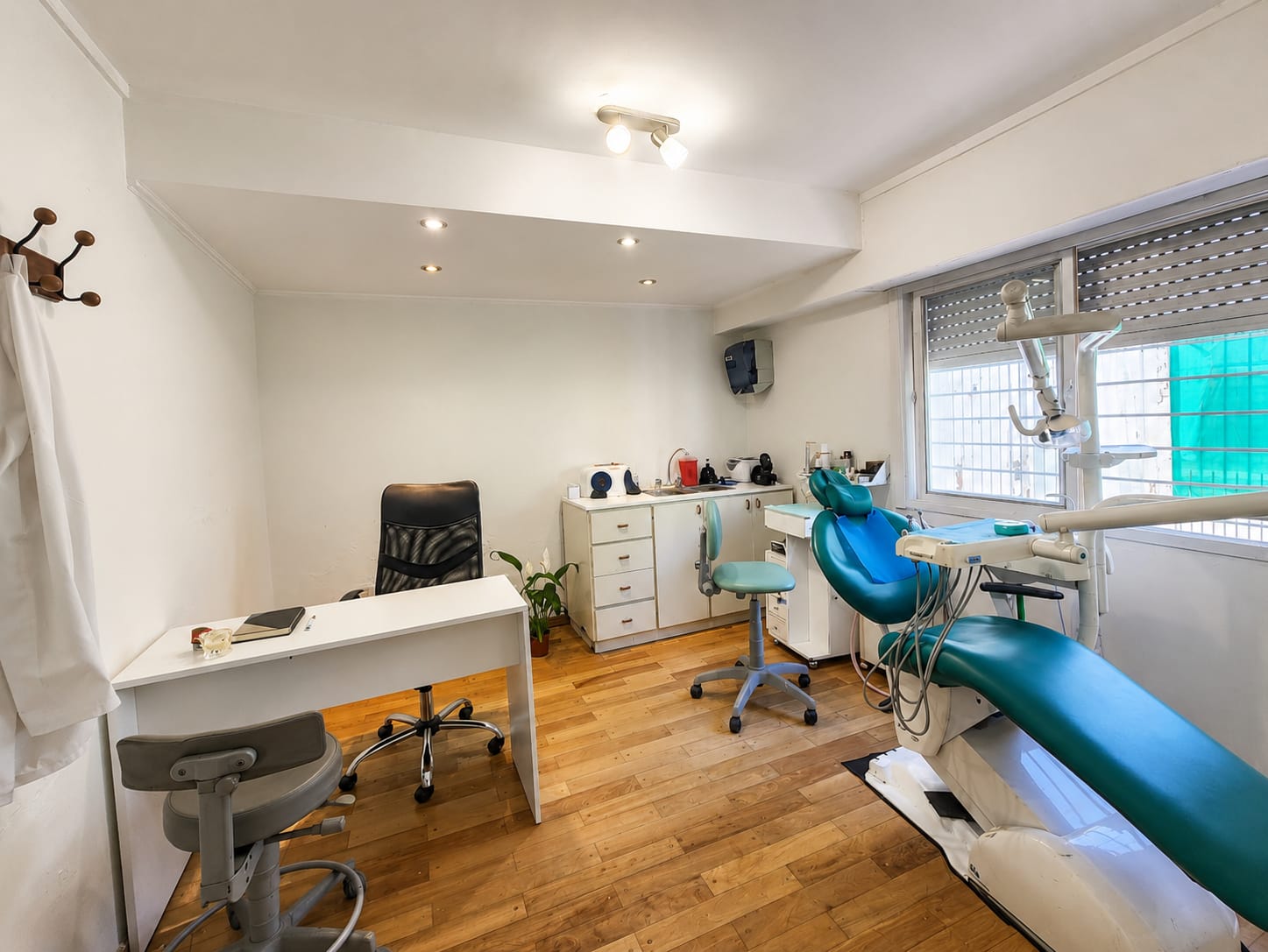 Box de atención con sillón odontológico