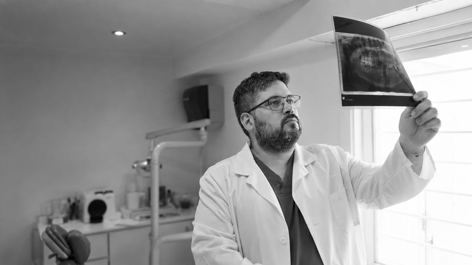 Francisco Gómez Bravo revisando una radiografía en el consultorio